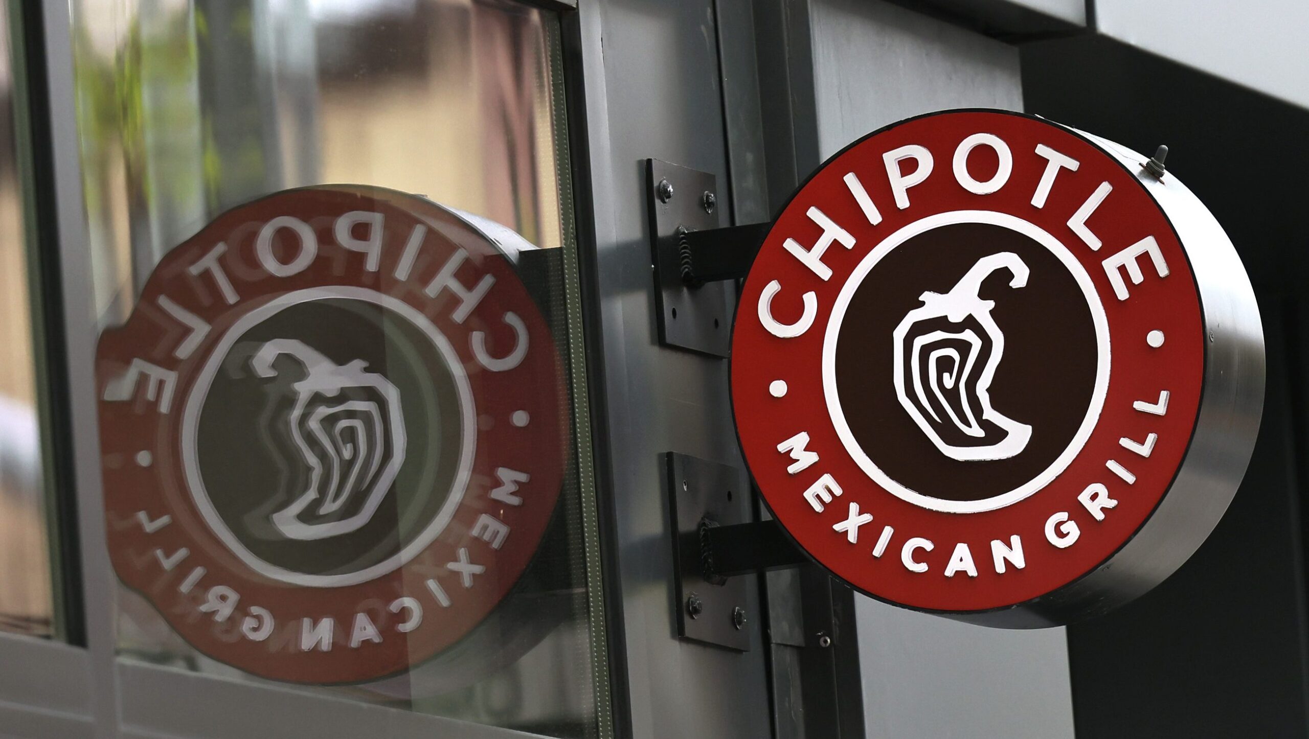 Is Chipotle Closing in 2025? The Truth Behind the Rumors – Hollywood Life