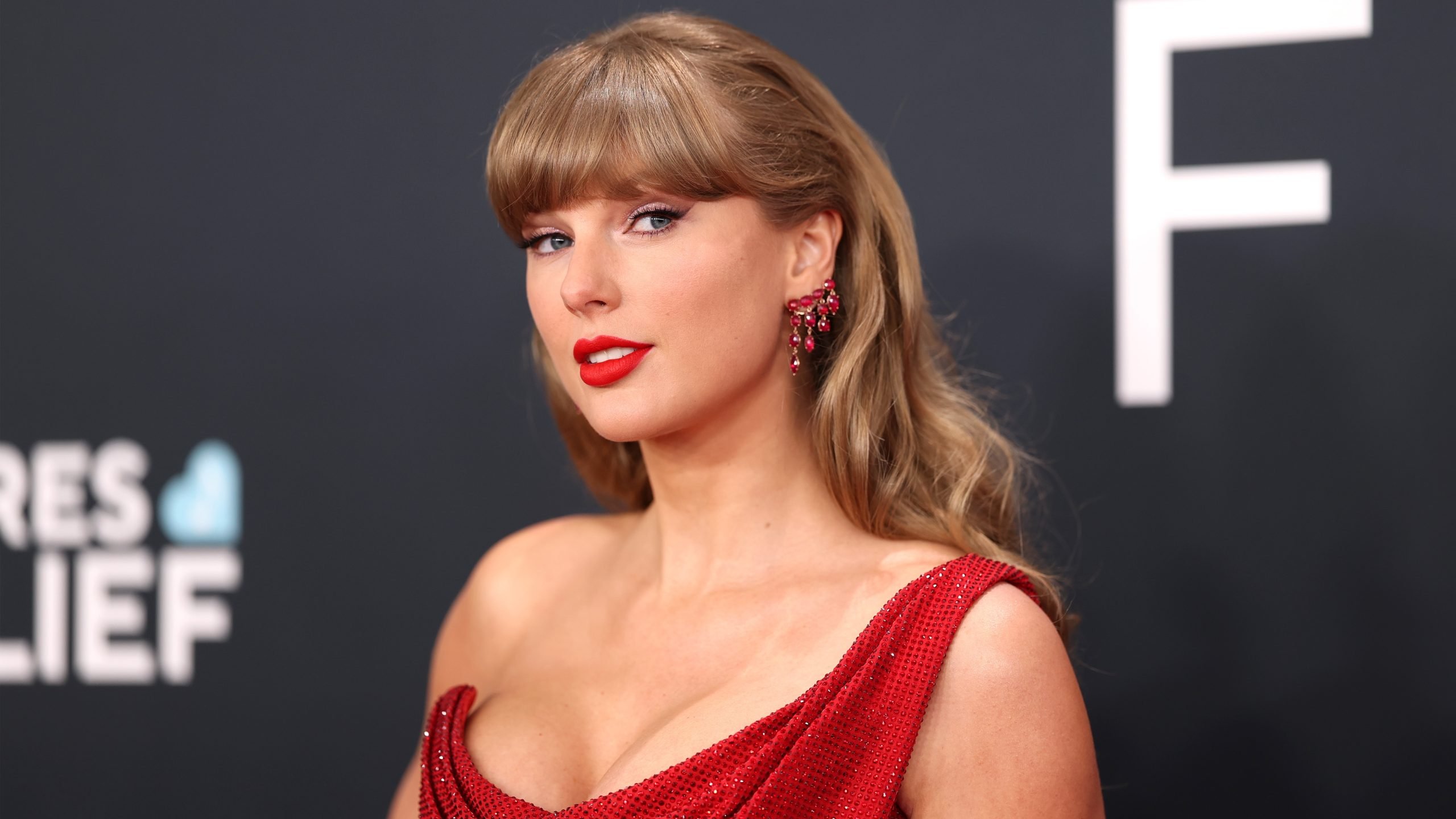 Taylor Swift Will Drop HUGE News at the AMAs, Swifties Believe