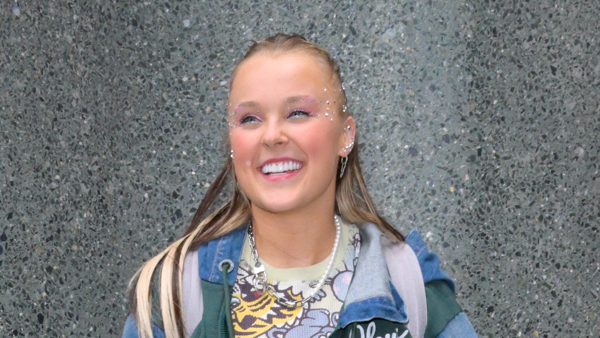 Are JoJo Siwa & Chris Hughes Dating? Get Update – Hollywood Life