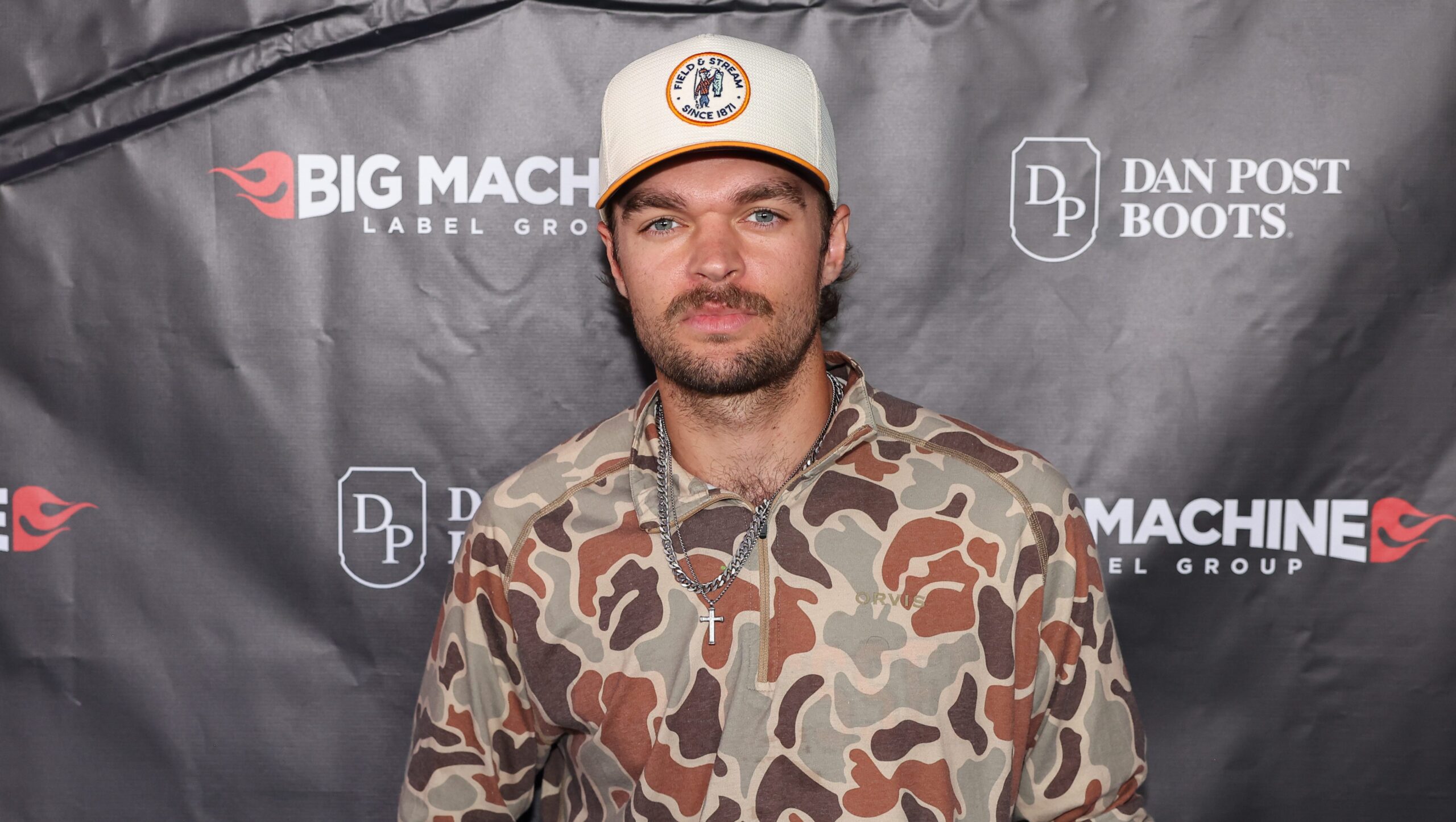 Who Is Conner Smith? 5 Things to Know About the Country Singer – Hollywood Life