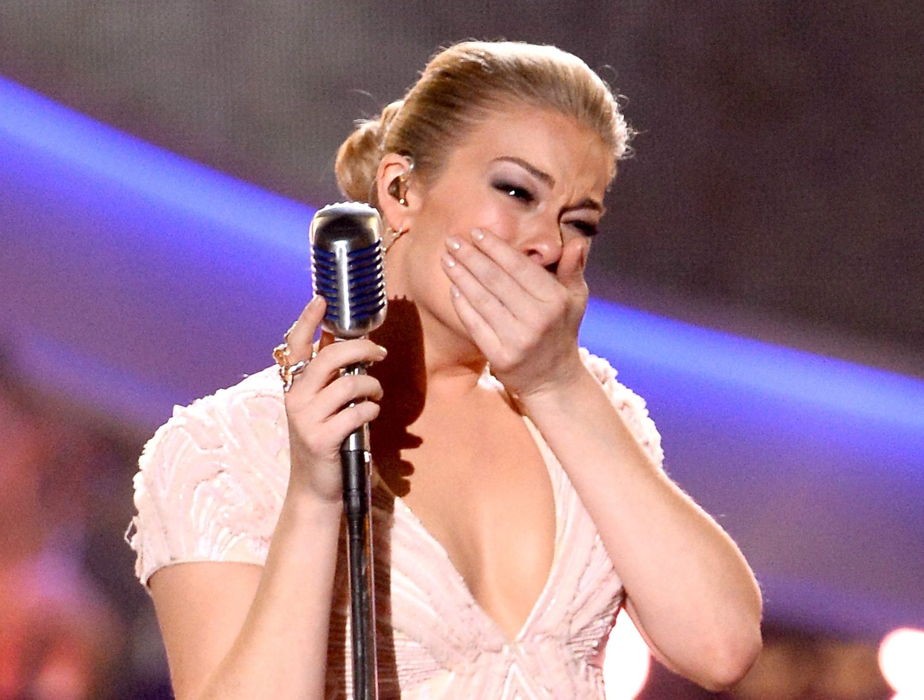 LeAnn Rimes Runs Off Stage After Teeth Fall Out Mid-Concert