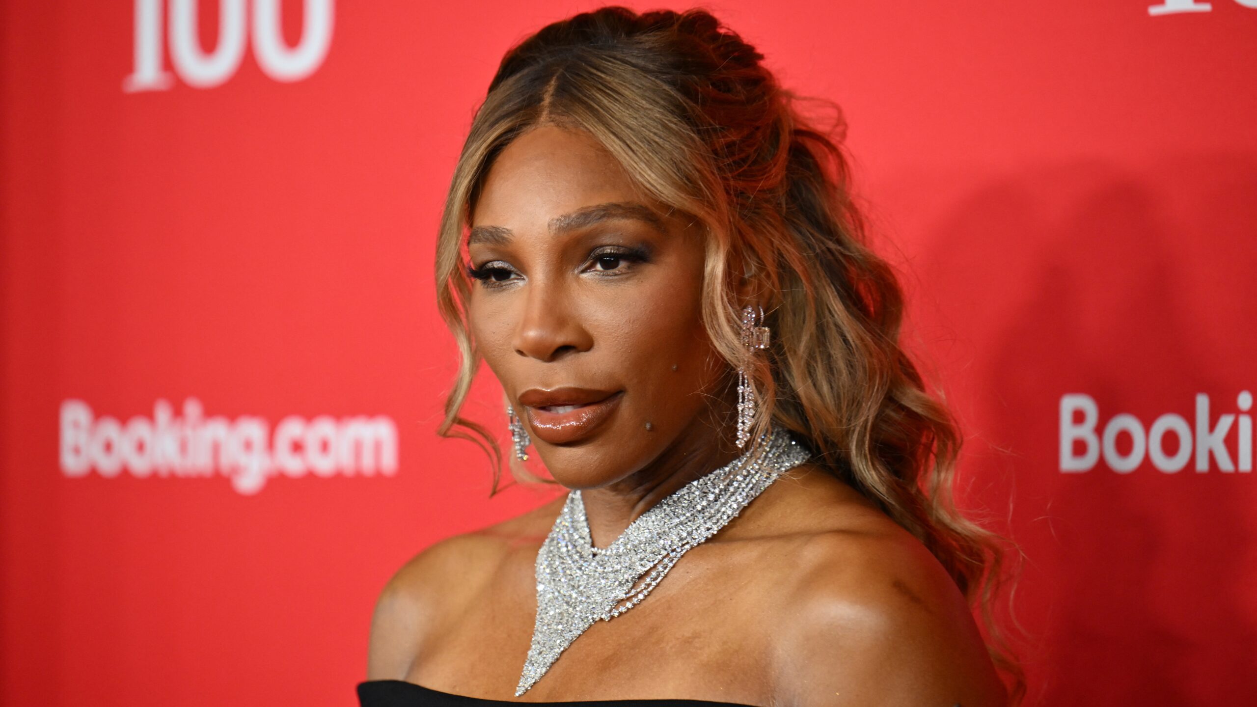 Serena Williams Questions Weird Cotton Decor, ENRAGES Trolls