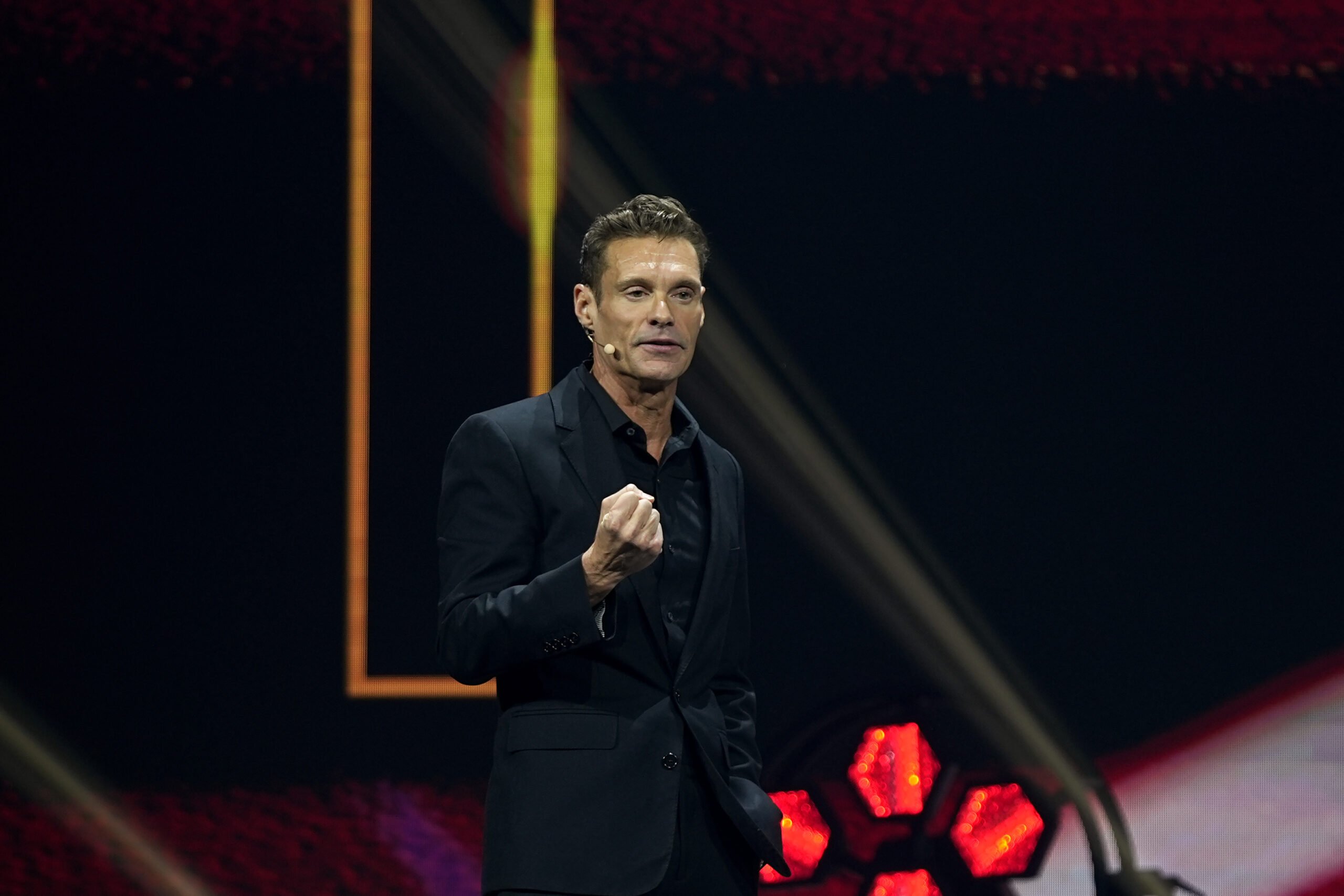 Ryan Seacrest’s Dad Passes Away; Beloved Host is “Heartbroken”