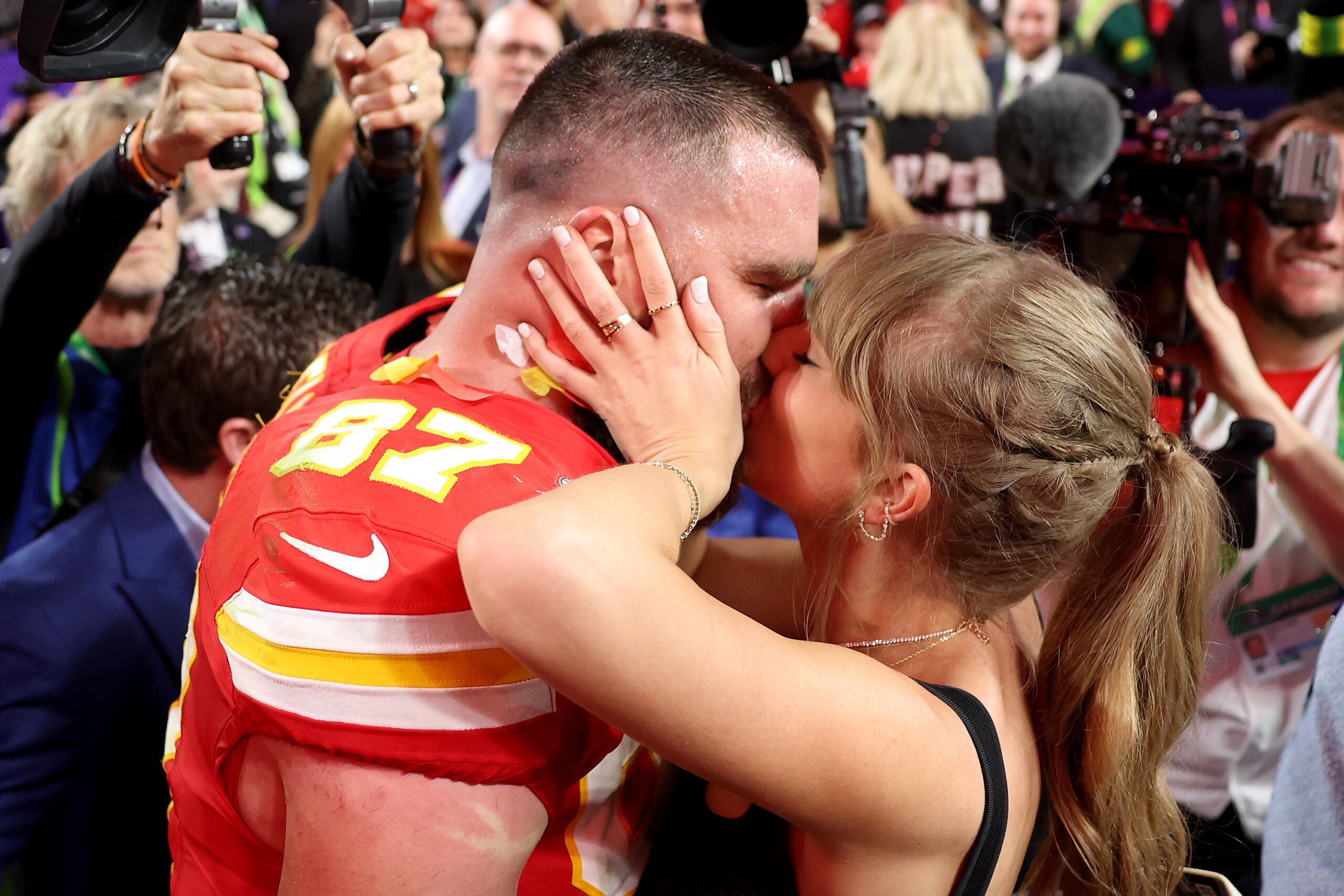 Taylor Swift Skipped Travis Kelce’s Last Game of the Season … And Fans Think It’s a Sign That He Won’t Retire